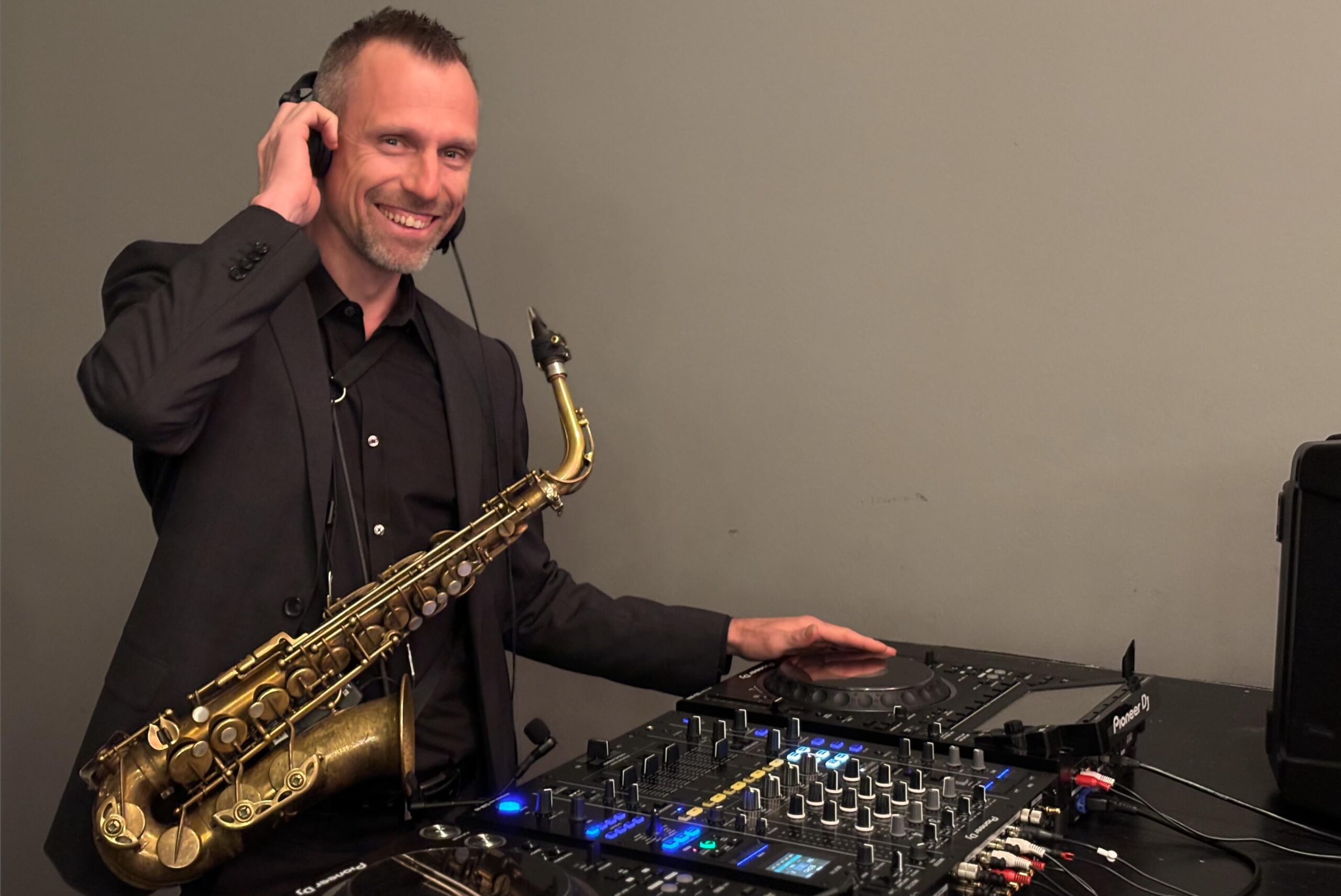 Sax DJ und and Saxophon liveact Basel Bern Zürich Schweiz st. Gallen Luzern Bern